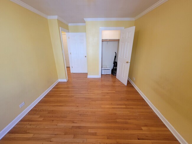 Building Photo - 2950 W Arthur Ave