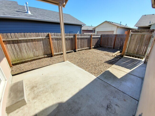 Building Photo - Small Dogs Welcome! 3 Bedroom, 2 Bathroom ...