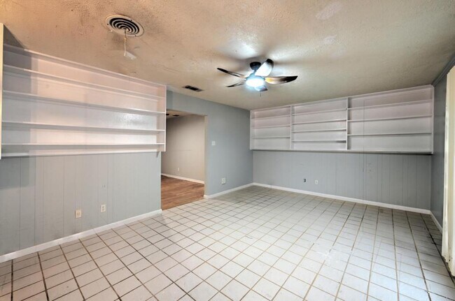 Building Photo - 2138 Lynbrook Ln
