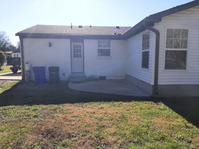 Building Photo - 234 Santa Monica Blvd