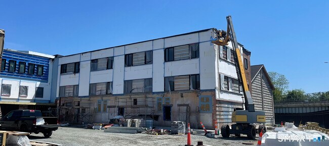 Building Photo - 345 Main St