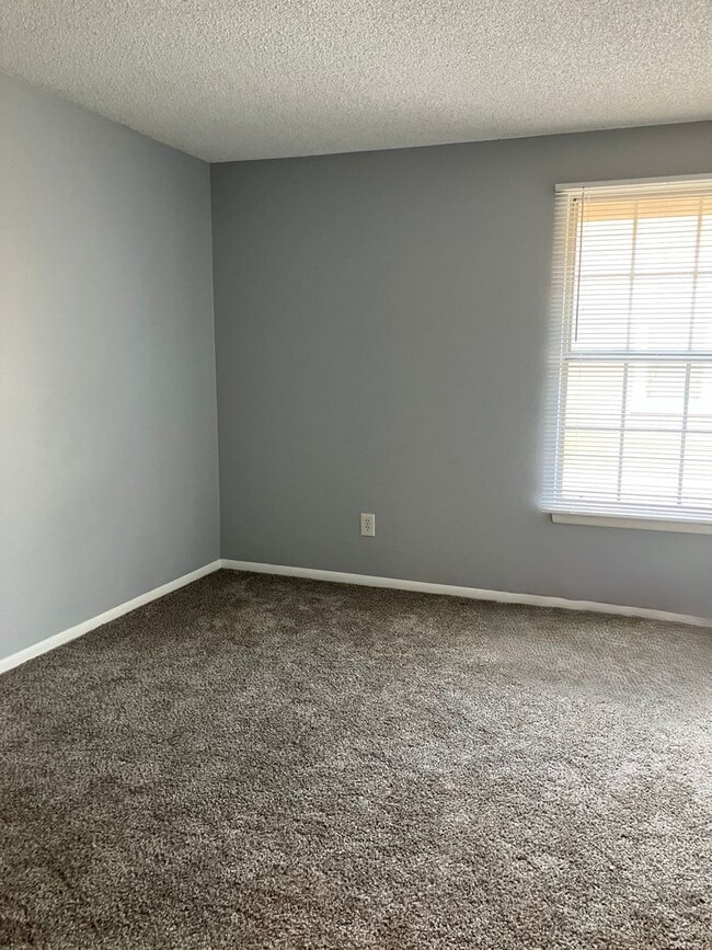 Building Photo - Coming Soon! Charming Townhome South Aurora