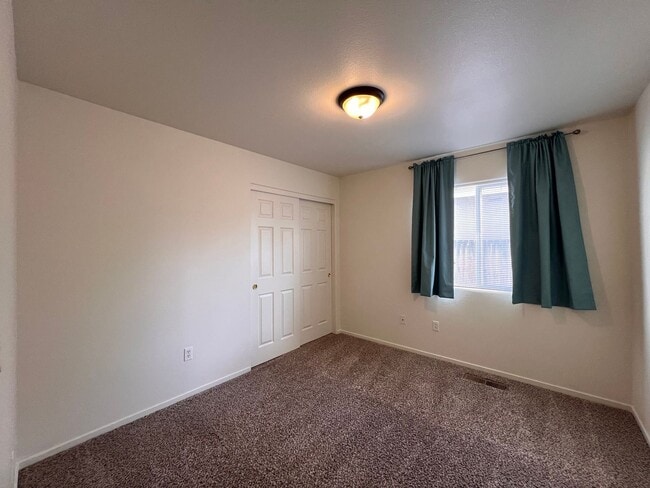 Building Photo - Centrally located 3 bedroom home in Fernley- 3 car garage