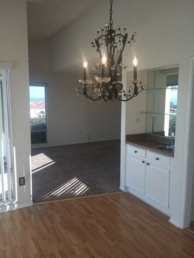 Building Photo - Charming 2BD/2BA Condo w/ Ocean Views - Solana Beach