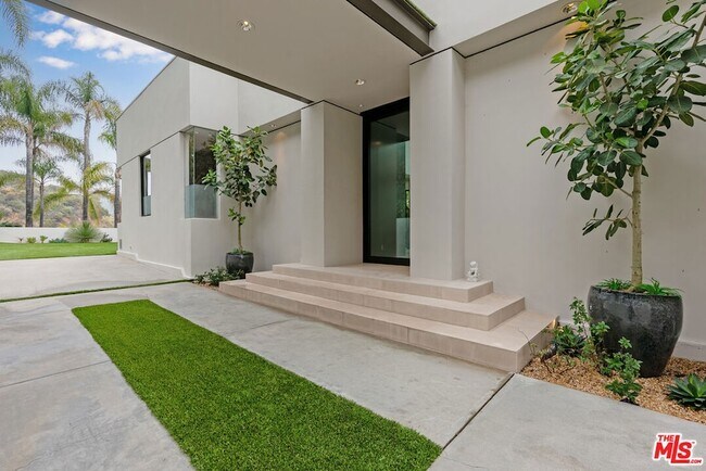 Building Photo - 9405 Sierra Mar Pl