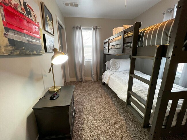 Building Photo - Fully Furnished rental with excellent cent...