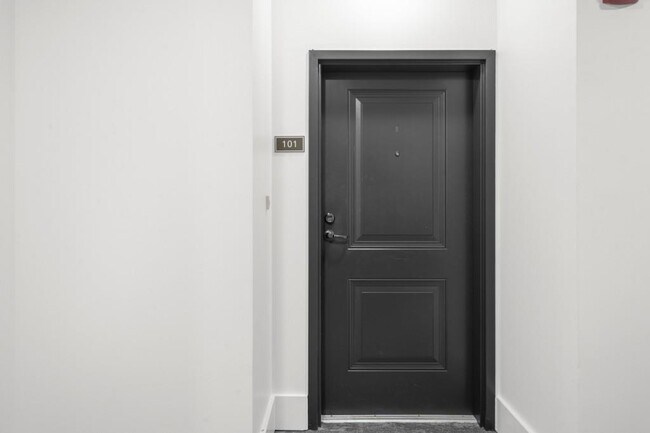 Building Photo - 2360 Logan Cir NE