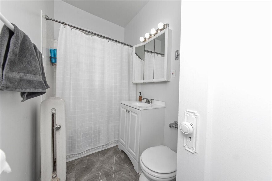 Building Photo - 457 W Roslyn Pl