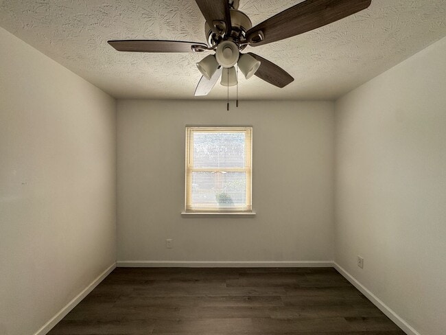 Building Photo - Charming 3 Bed 2 Bath Home with Fenced Yard