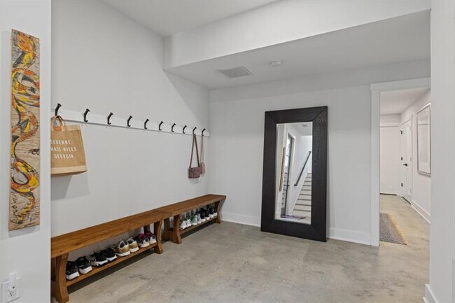 Building Photo - 304 Mado Ln