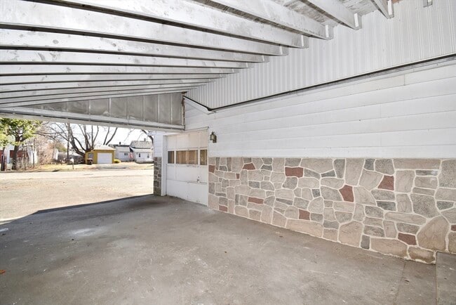 Building Photo - 582 Springfield St