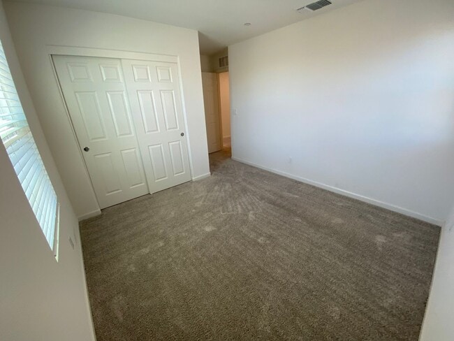 Building Photo - Gorgeous Like Low Maintenance 4 Bedroom wi...