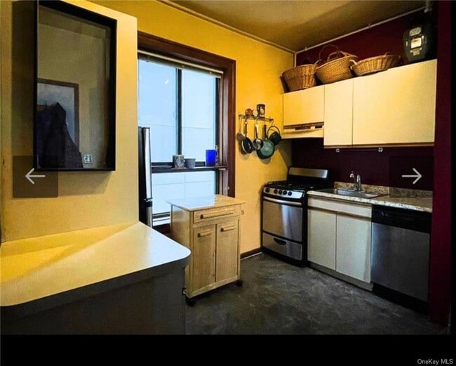 Building Photo - 300 W 49th St