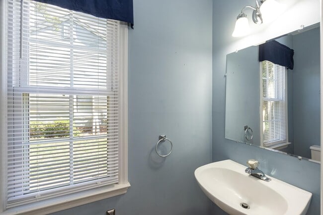 Building Photo - Three Bedroom Home!