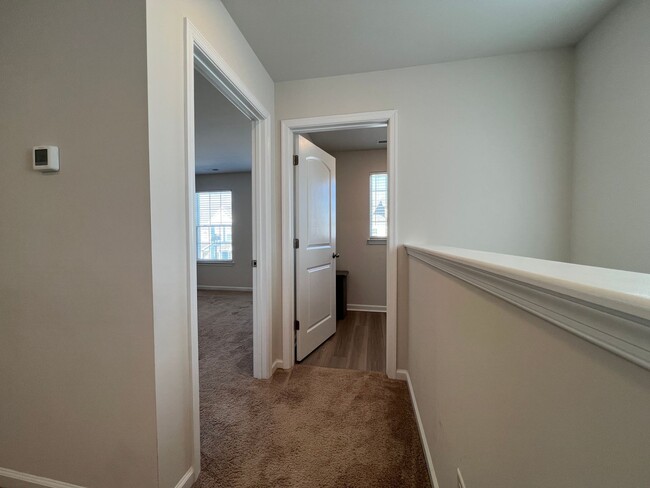 Building Photo - End unit townhome in the new Huntington Po...