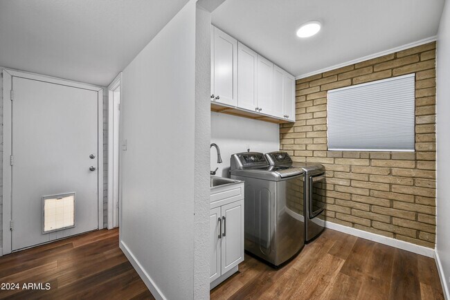Building Photo - 530 E Fairmont Dr