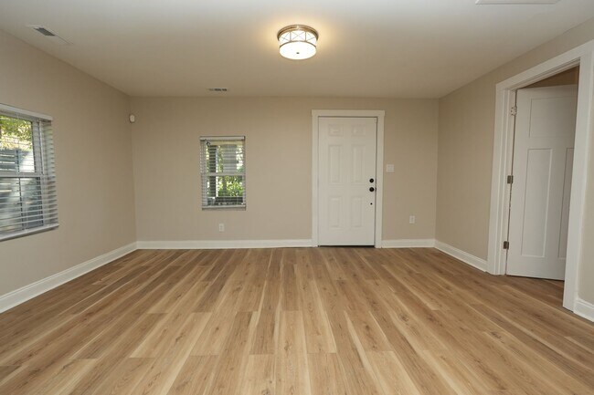 Building Photo - 2BR w/ Driveway & W/D Hookups near Uptown Charlotte