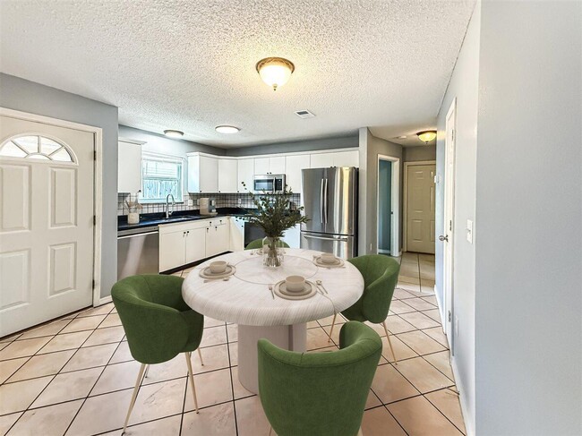 Building Photo - 312 Apple Dr