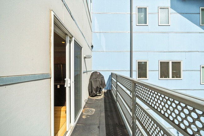 Building Photo - Modern 3BD, 3.5BA Five Points Townhome wit...