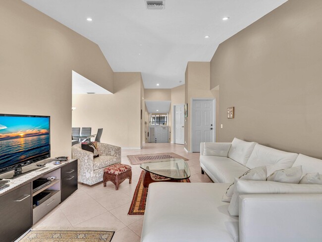 Building Photo - 5680 Coach House Cir