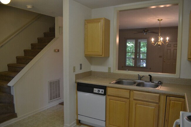 Building Photo - 2 Bedroom Duplex Apartment Close to Campus!