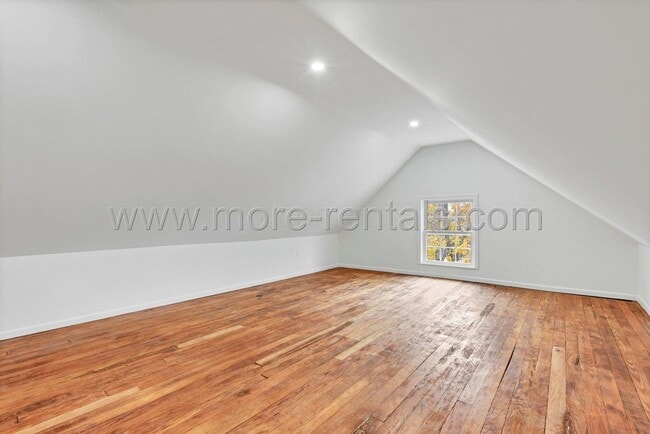 Building Photo - Stunning and move-in ready 3 bdr house