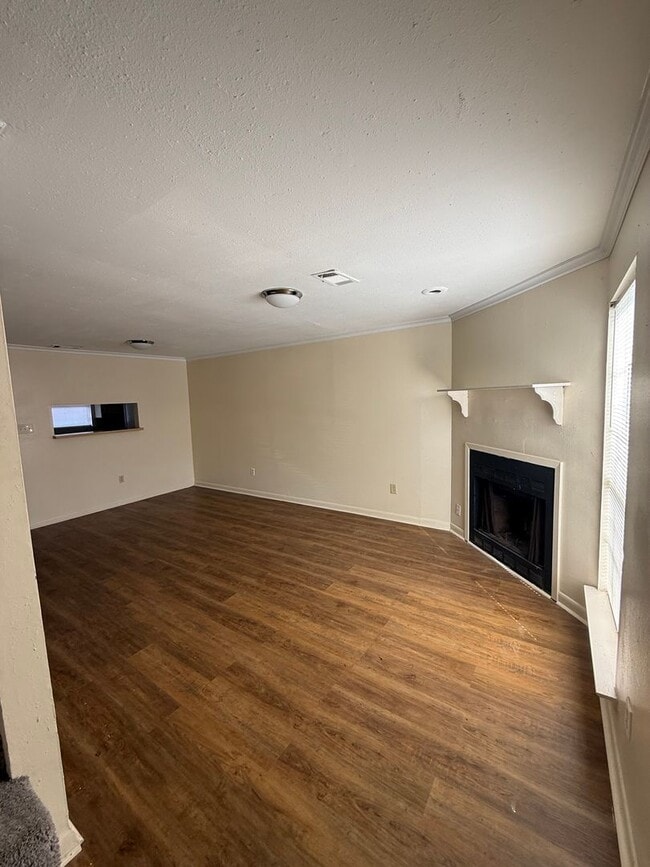 Building Photo - 2BD 1.5BA TOWNHOUSE WITH WATER INCLUDED