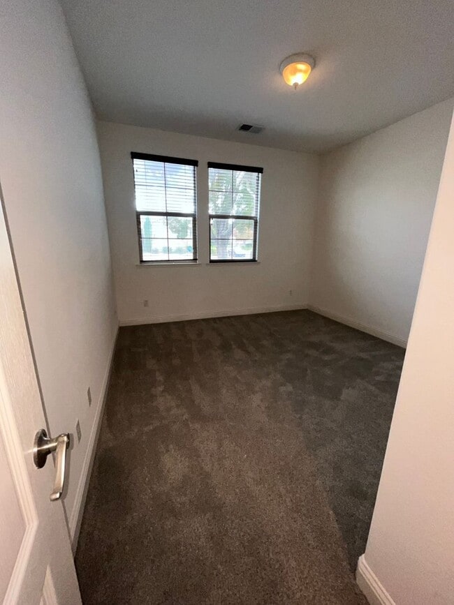 Building Photo - Exceptional 4BR/3BA/3 Car Tandem Garage in...