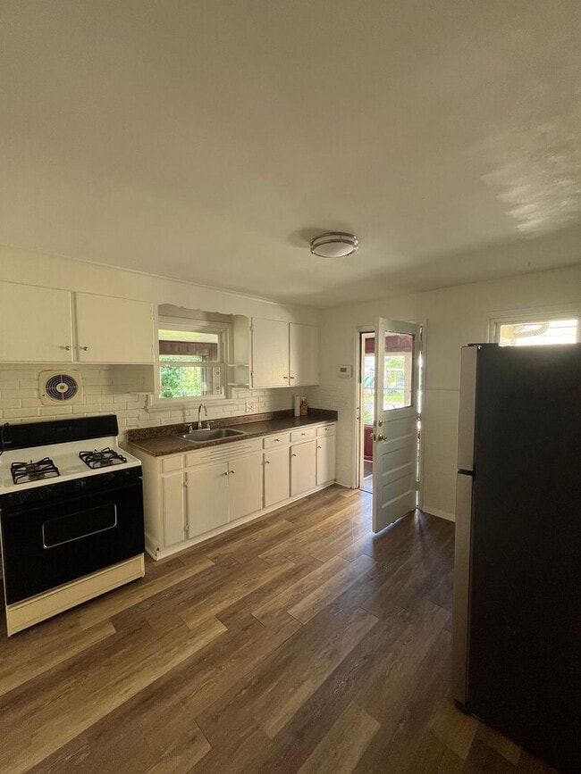 Building Photo - 3 Bed Single Family Home Available - Close to Rochester General