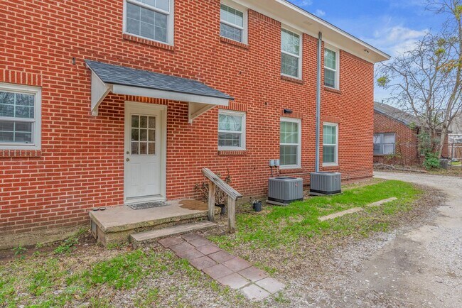 Building Photo - Cozy 2 Bedroom Apartment Available for Aug...