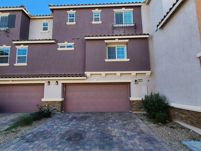 Building Photo - Three Level Mountains Edge Townhome
