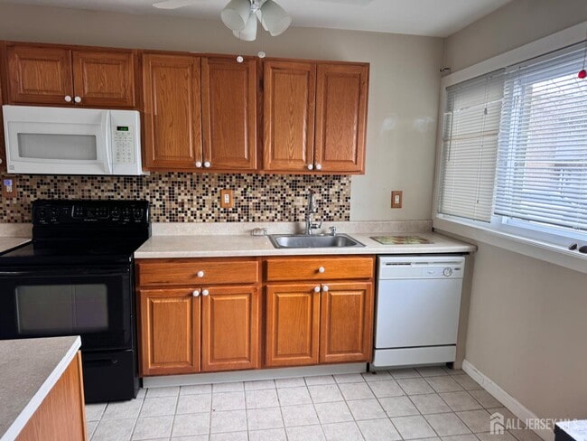 Building Photo - 489 Madison Dr