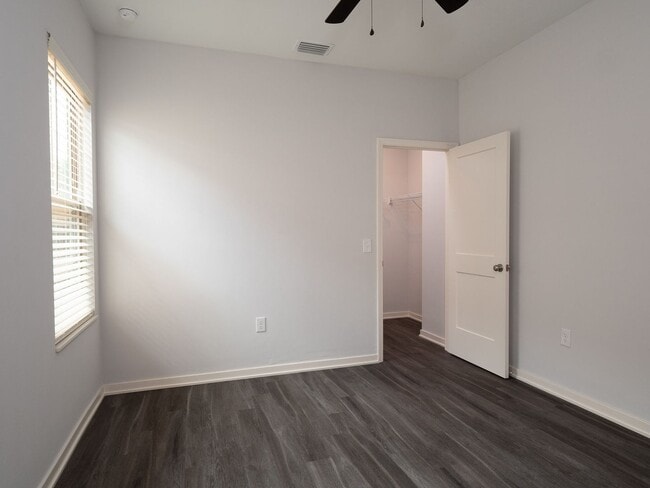 Building Photo - Porter's Lakeside - Luxury 4 Bedroom, 4 Ba...