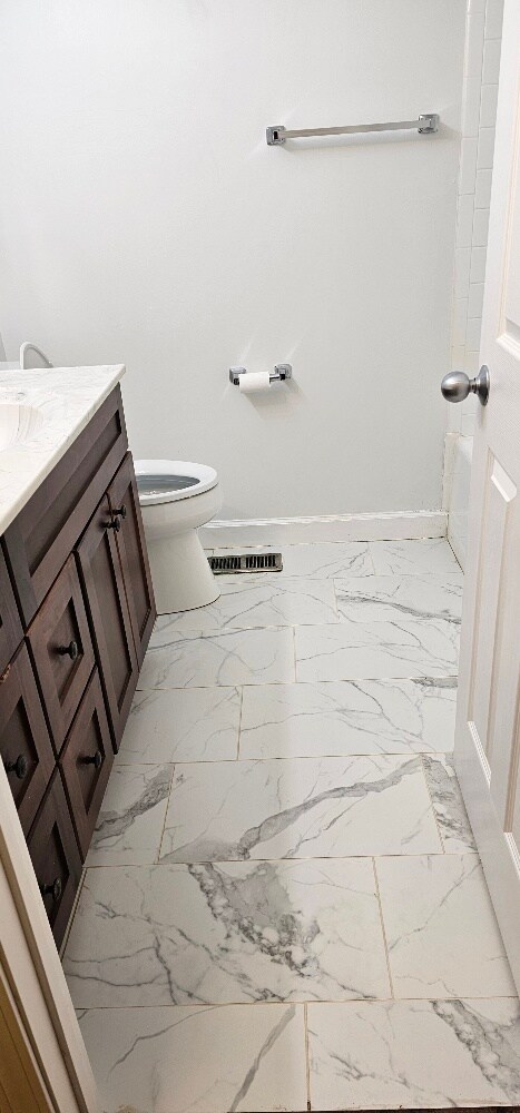 Full bath in hall - 2701 Patrick Rd