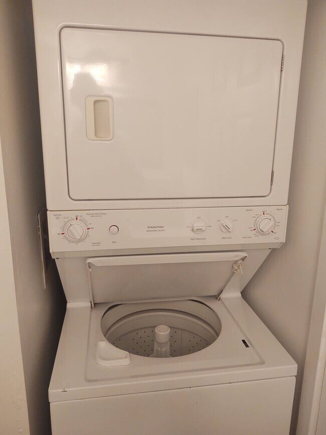 Building Photo - Lovely Condo for rent  ( New Lower Price)