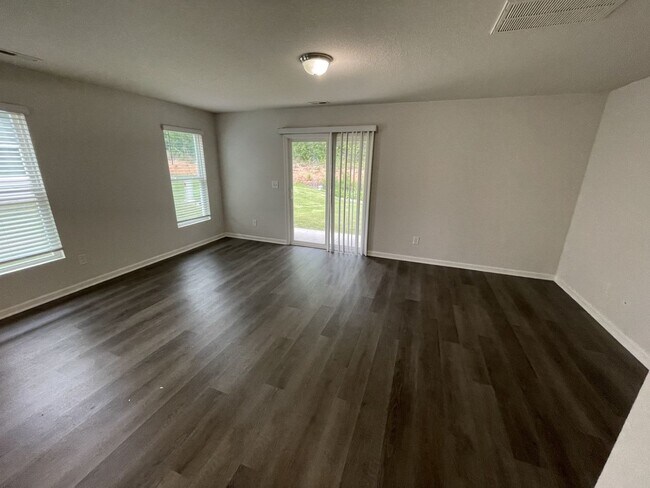 Building Photo - 3 Bedroom 2.5 Bath Town home