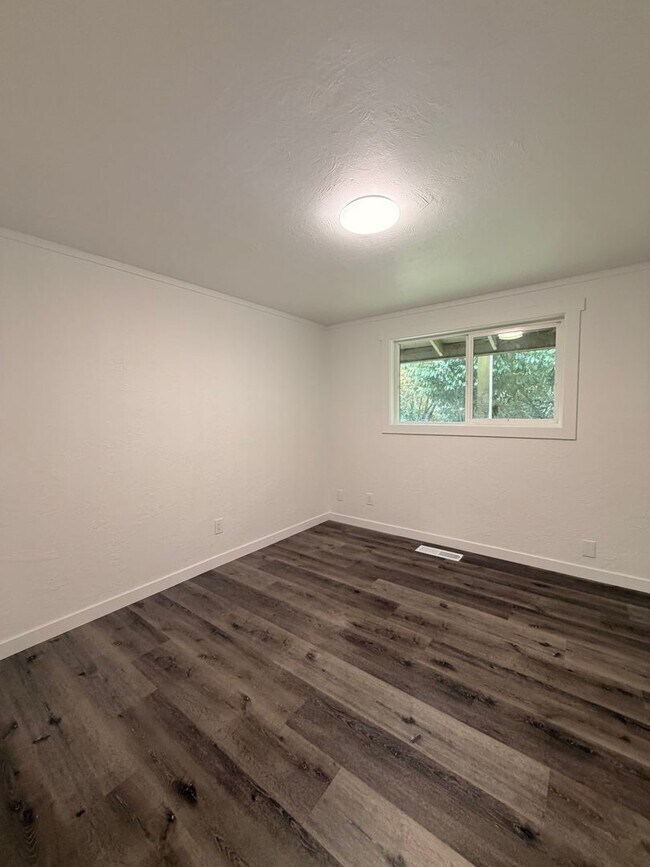 Building Photo - 3-Bedroom 1-bathroom apartment in Creswell!