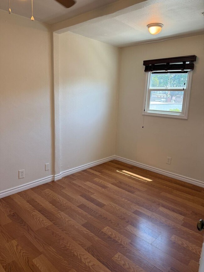 Building Photo - 203B