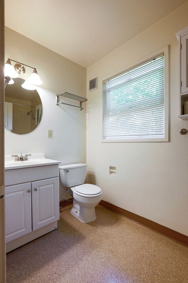 Building Photo - Chic Updated Mid-Century Townhouse in Cedar Hills!