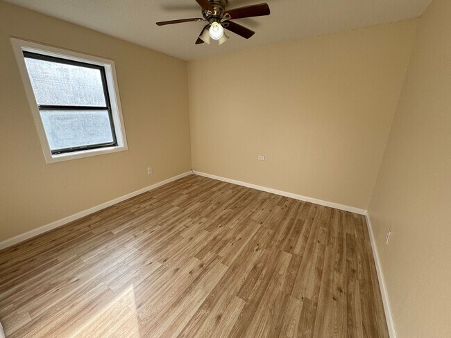 Building Photo - 2 Bedroom 1 Bath Condo Style Apartment