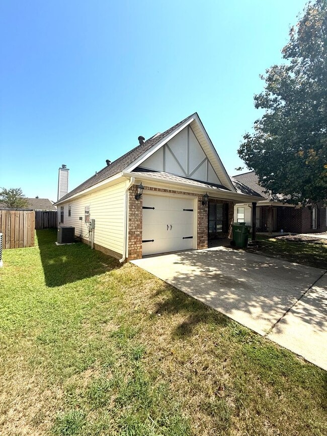 Building Photo - ** 4 Bed 2 Bath located in Park Lake ** Ca...