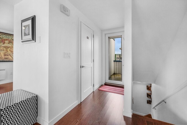 Building Photo - 2 bed 1.5 bath houseboat on Lake Union