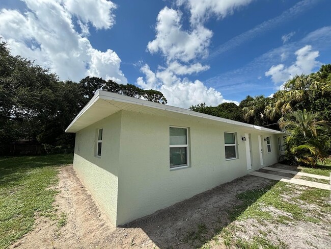 Building Photo - 2147 Sibley Ave