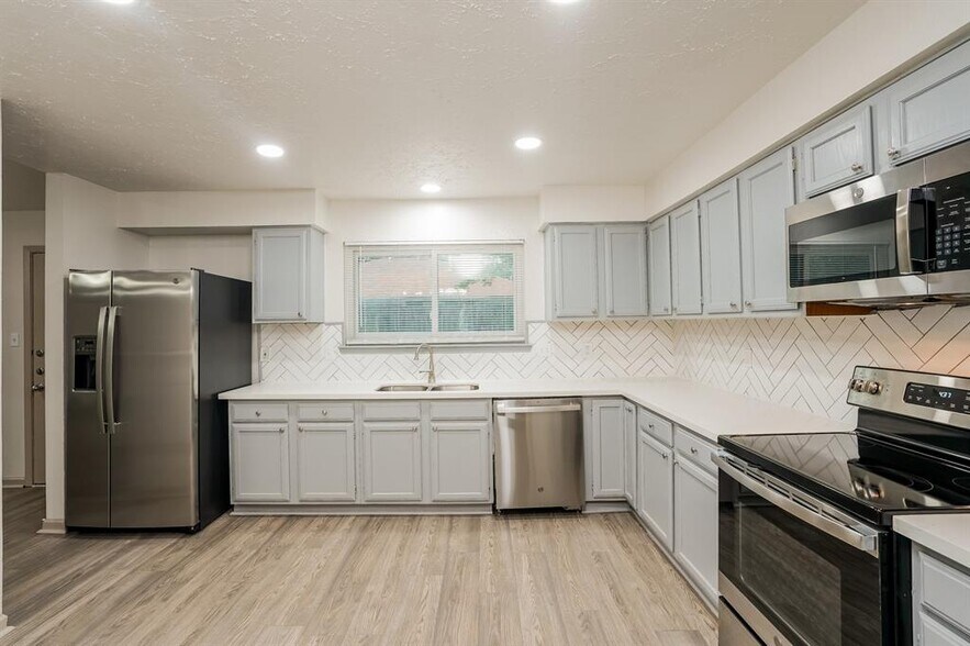 Building Photo - 13430 Piney Oaks Dr