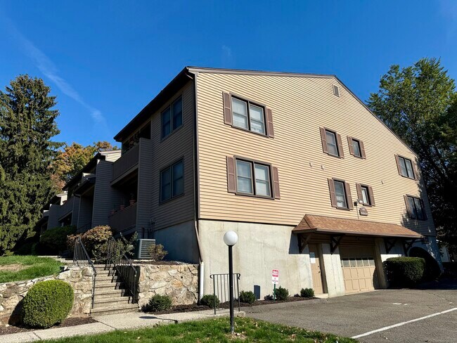 Building Photo - 495 Vincelette St