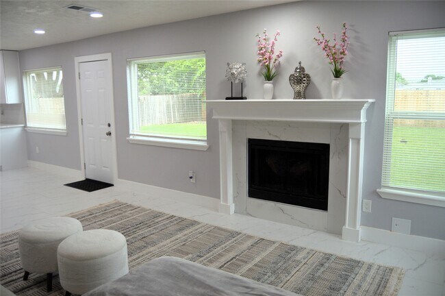 Building Photo - 3419 Southdown Dr