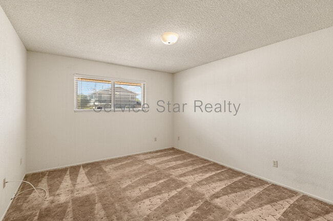 Building Photo - 4938 E Earll Dr
