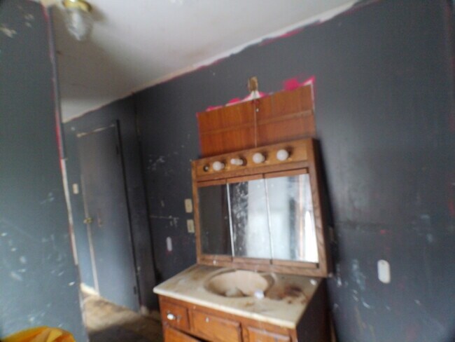 Building Photo - 1035 E Main St