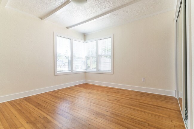 Building Photo - 3-Bedroom 2 Bath Classic Cape Cod House  (...