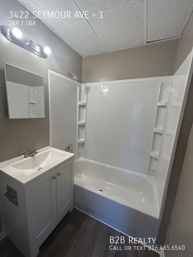 Building Photo - Spacious Two-Bedroom Unit in a Charming Mu...